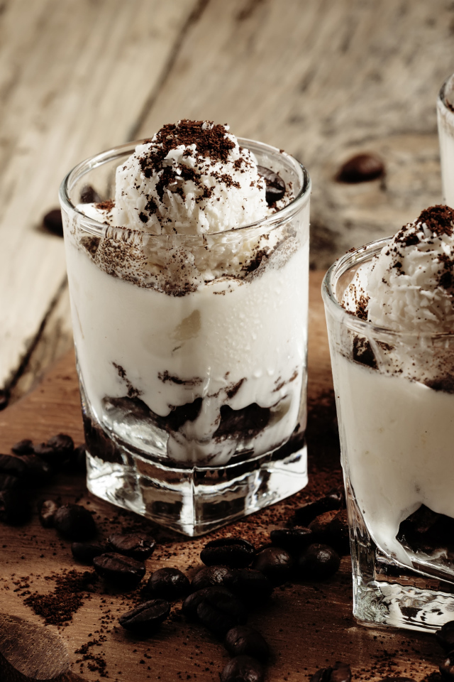 Десерт с взбитыми сливками и кофе 