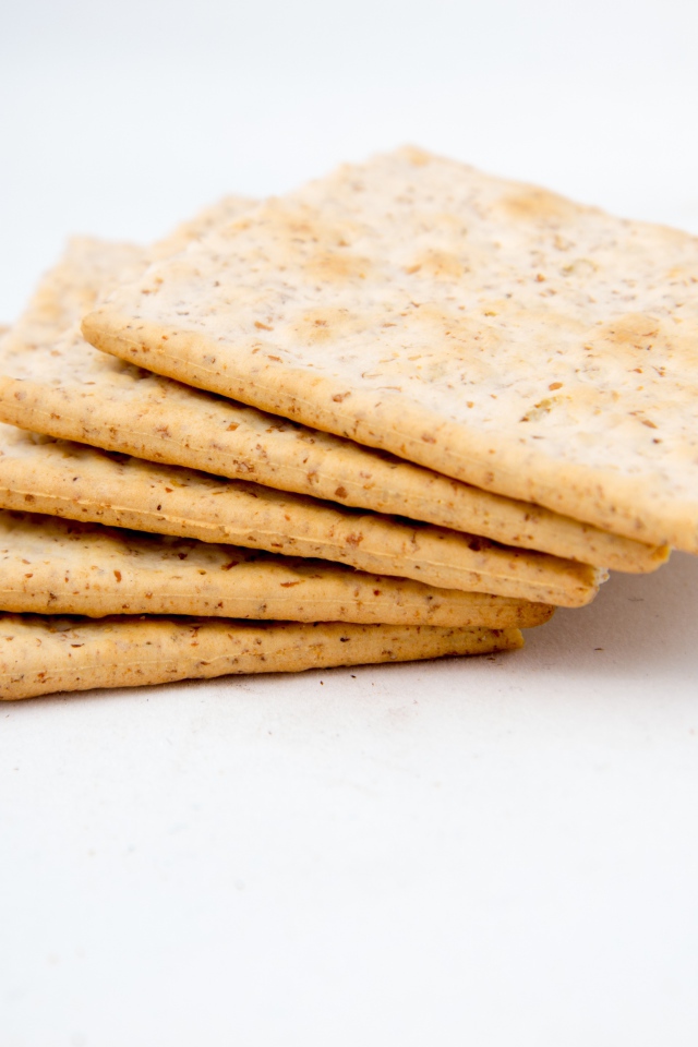 Сухое печенье галеты на белом фоне