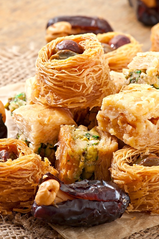 Восточная пахлава с финиками 