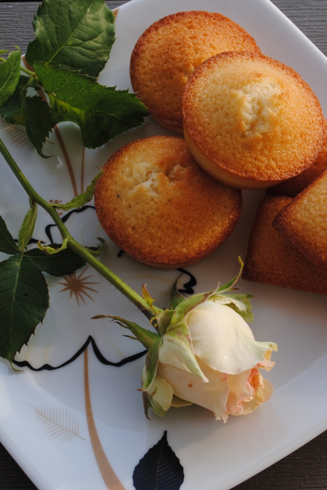 Свежие кексы на белой тарелке с розой