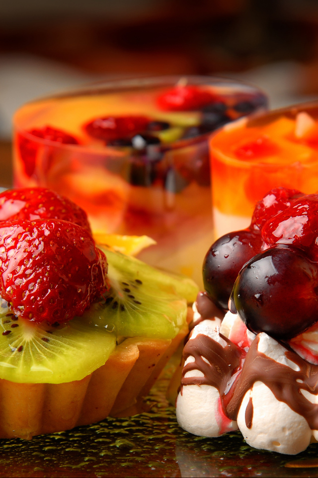 Свежие вкусные пирожные на столе 