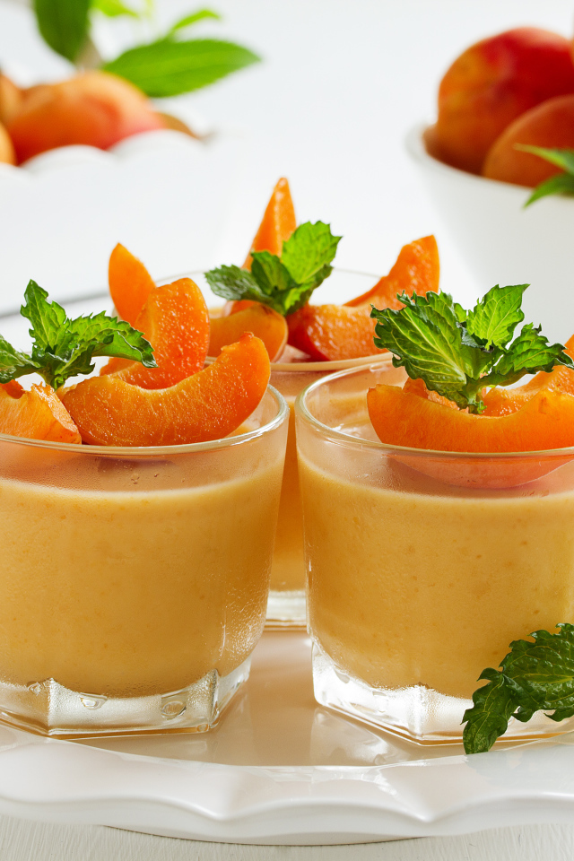 Фруктовый йогурт с кусочками абрикоса и мятой 