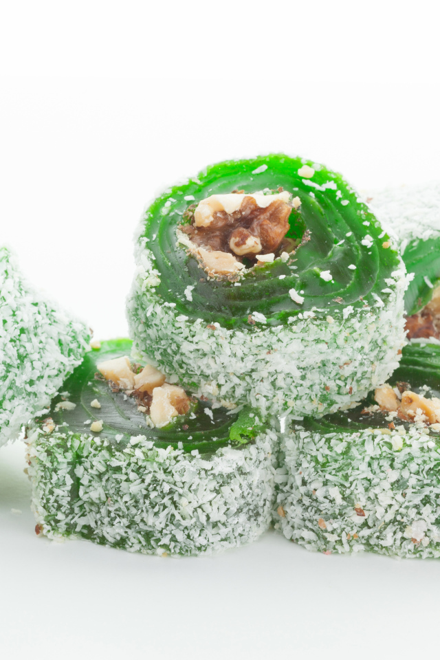 Зеленый рахат лукум на белом фоне