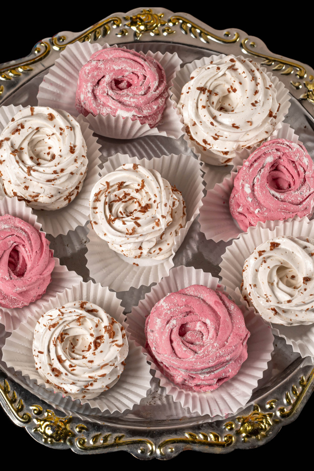 Домашний фруктовый зефир на черном фоне