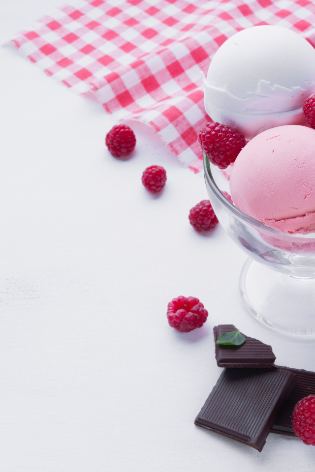 Шарики мороженого с ягодами малины и кусочками шоколада