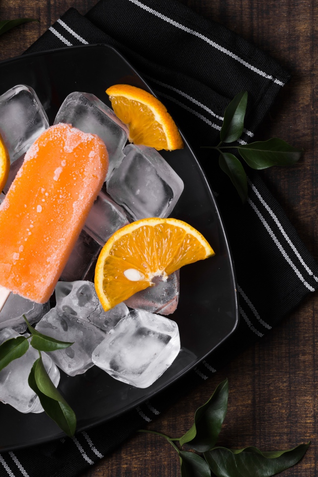 Мороженое с кусочками льда и апельсинами 