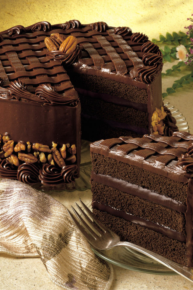 Большой шоколадный праздничный торт с орехами 