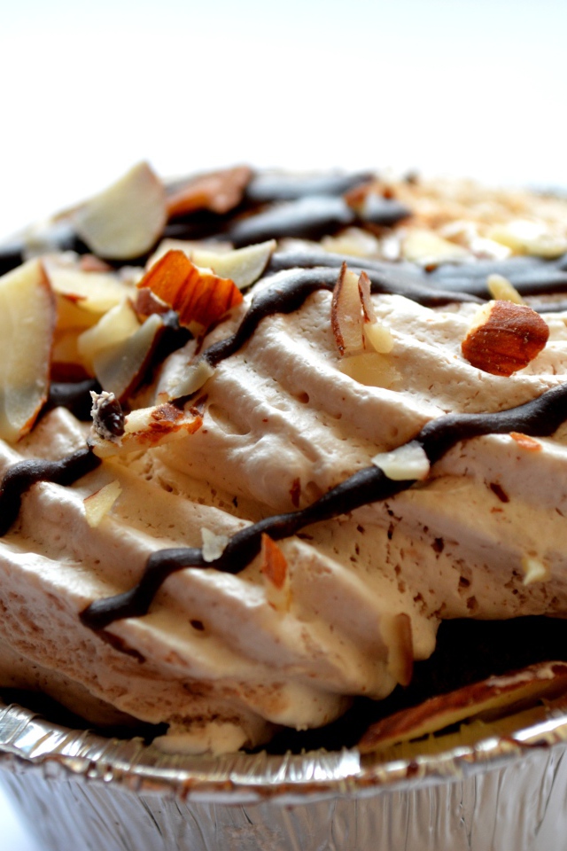 Пирожное меренга с орехами и шоколадом