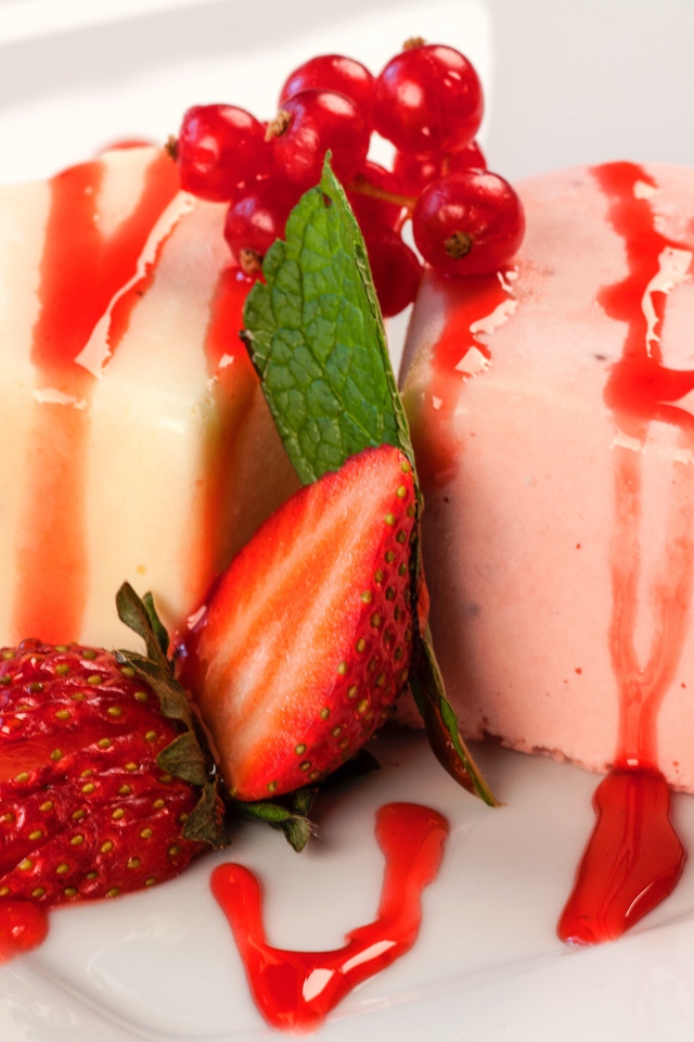 Молочное и клубничное желе с клубникой и смородиной 