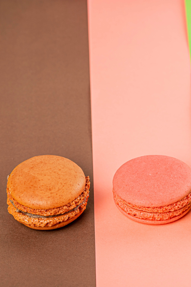 Разноцветный десерт макарон на бумаге 