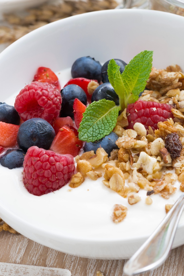 Овсяные хлопья со свежими  ягодами и йогуртом на завтрак
