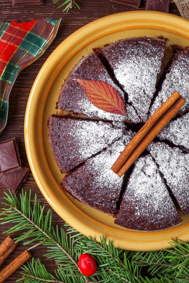 Пирог с сахарной пудрой на столе со столовыми приборами