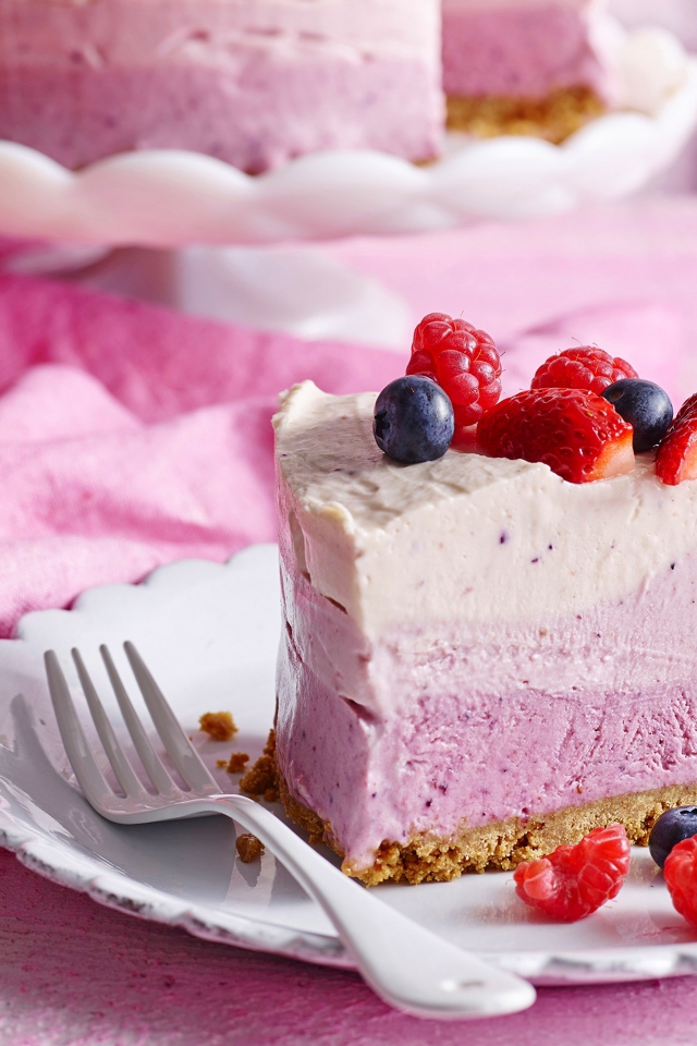 Кусок торта суфле с ягодами на столе 