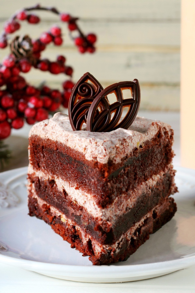 Кусок шоколадного торта на белой тарелке на столе