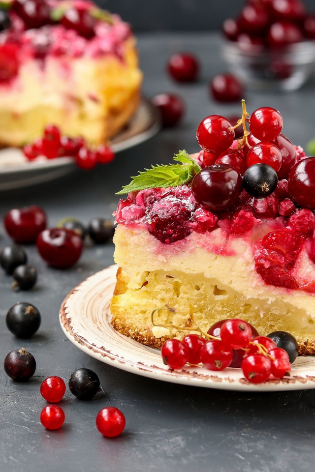 Кусок пирога с ягодами и творогом