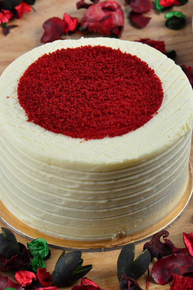 Торт красный бархат с лепестками цветов 