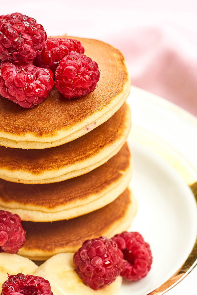 Румяные оладьи с ягодами малины и бананом 