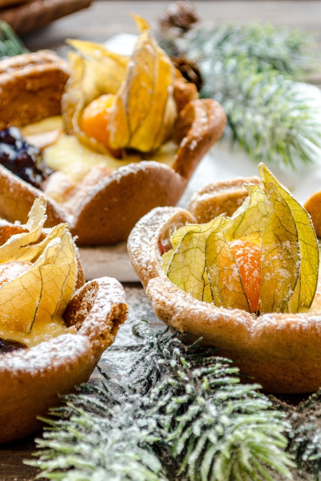 Песочное печенье  с физалисом и ветками ели на столе 