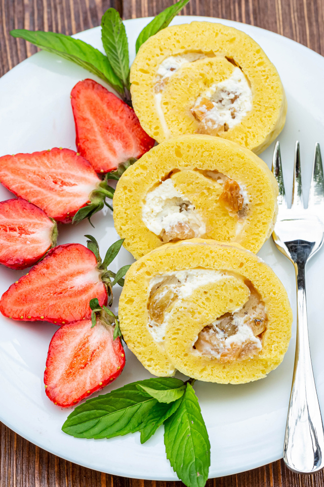 Бисквитный рулет  с кусочками клубники