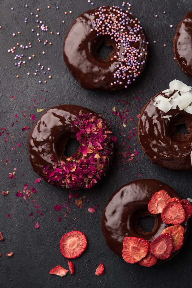 Сладкие аппетитные пончики с шоколадом и добавками