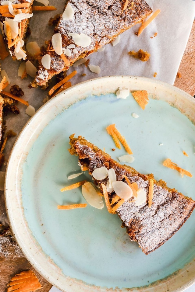 Сладкий пирог нарезанный на куски