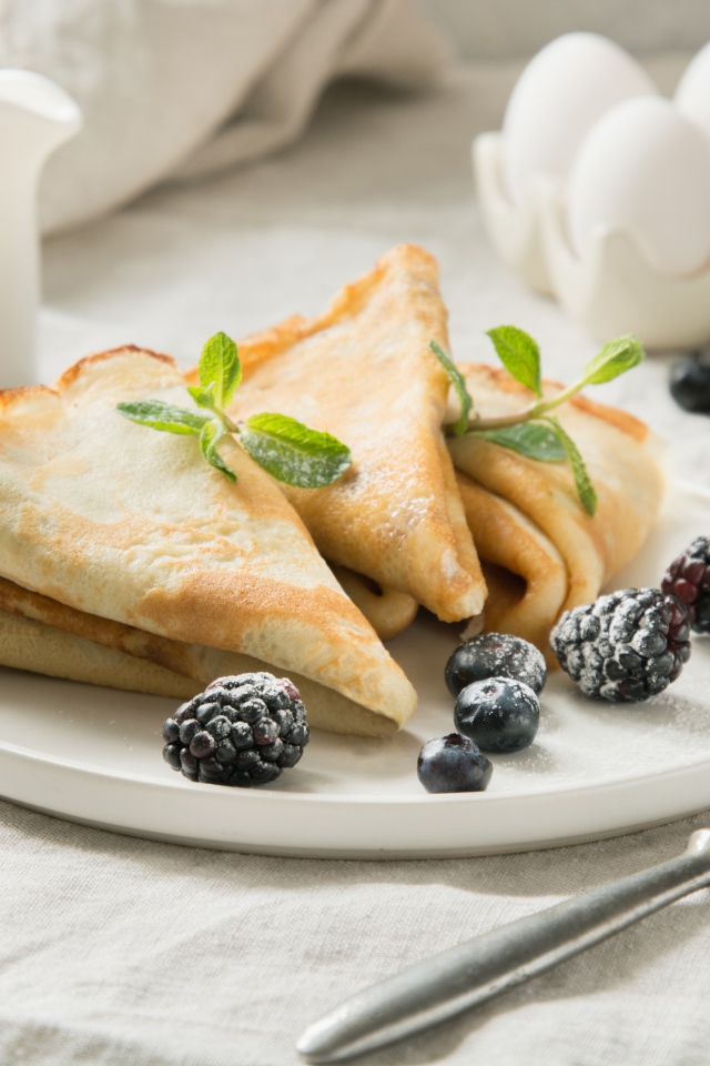 Тонкие аппетитные блинчики с ягодами ежевики и черники