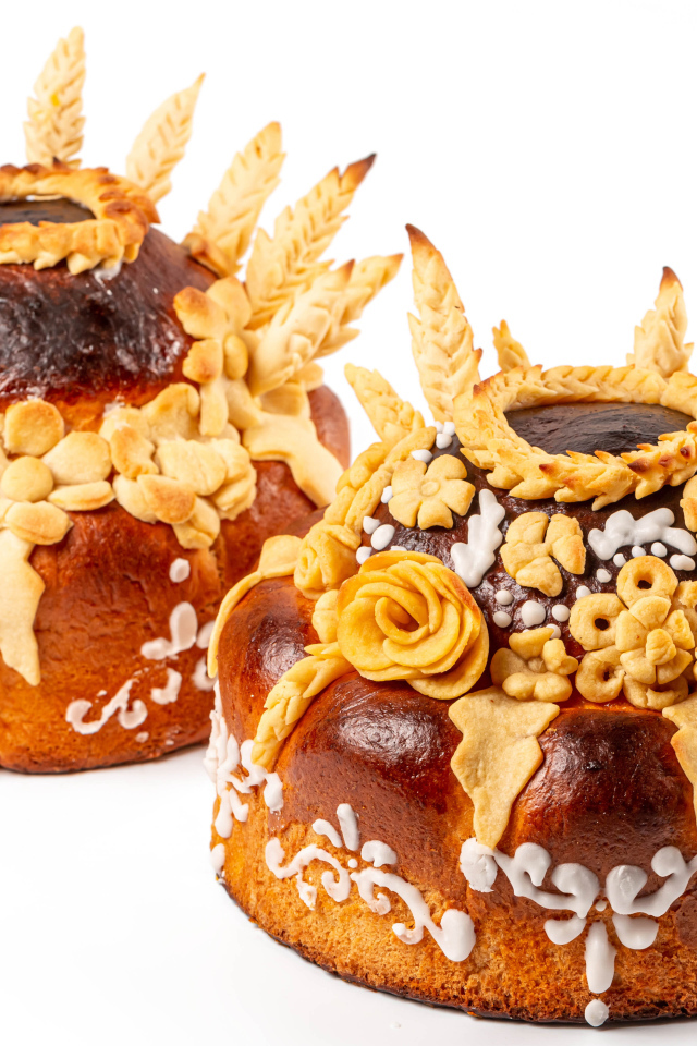 Два каравая с цветами на белом фоне