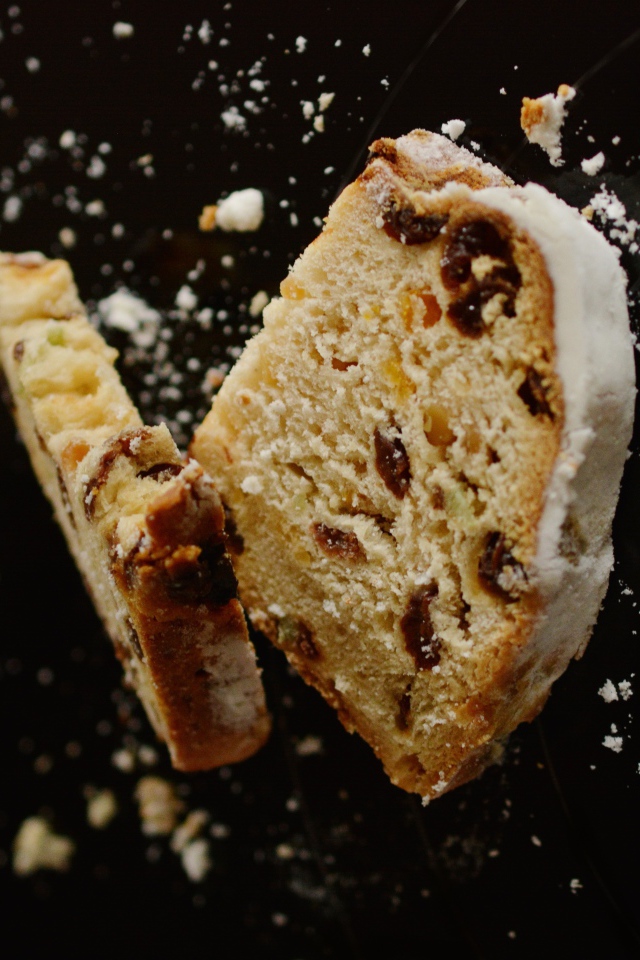 Два куска кекса с изюмом на черном фоне 