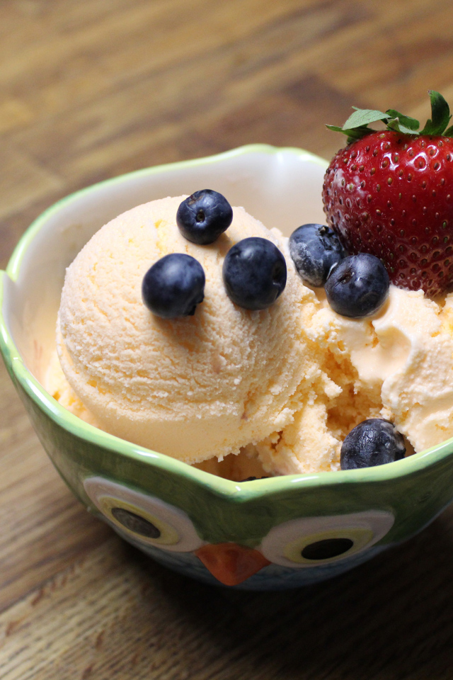 Шарики ванильного мороженого с ягодами черники и клубники