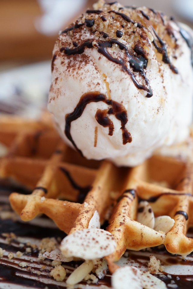 Вафля с шариком мороженого и шоколадом