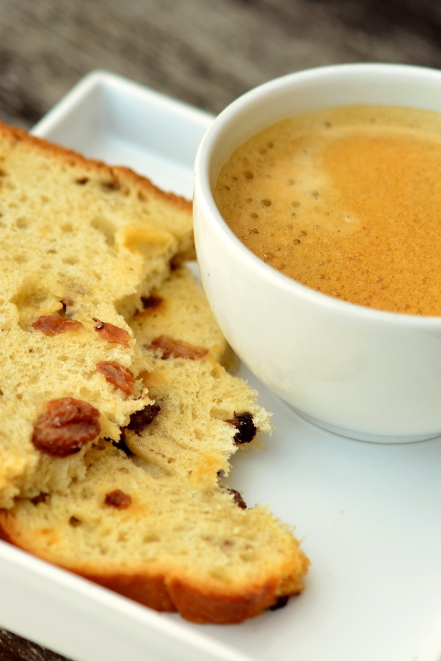 Чашка кофе на тарелке с кусочками кекса 