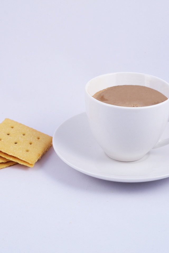 Чашка кофе на столе с галетами