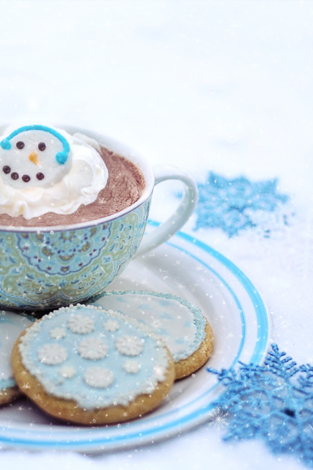 Чашка кофе с печеньем на снегу