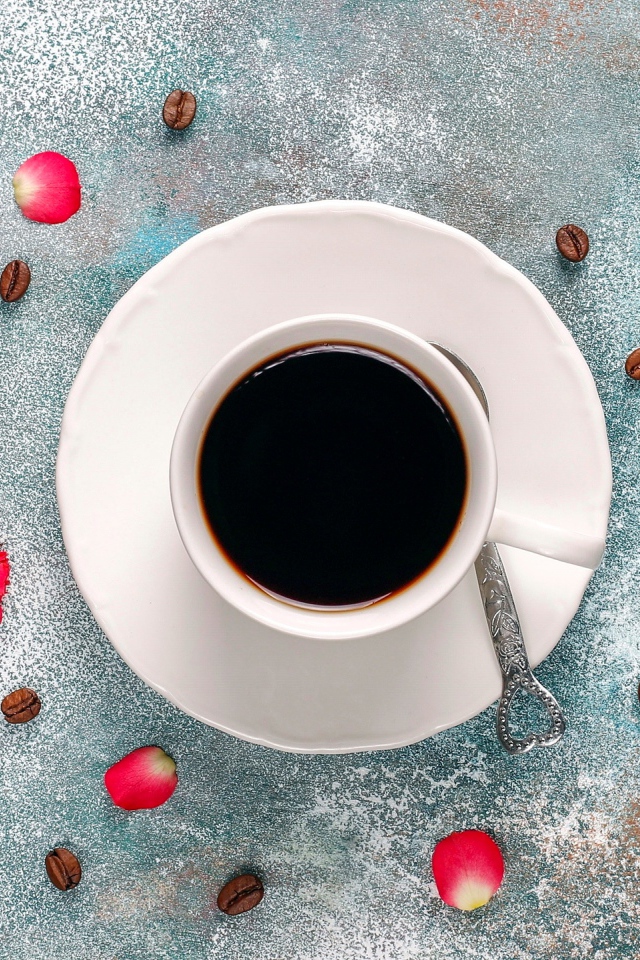 Чашка кофе с розовой розой на столе