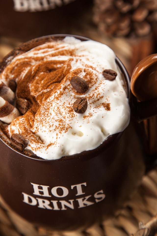 Чашка горячего шоколада со сливками на столе