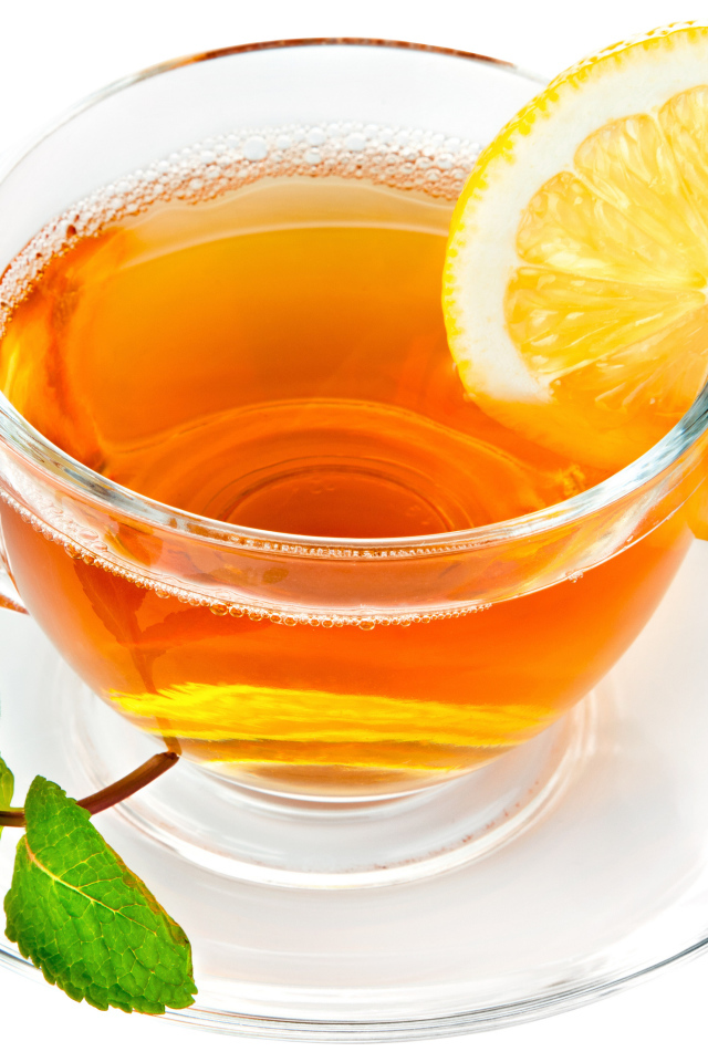 Чашка чая с лимоном и мятой на белом фоне