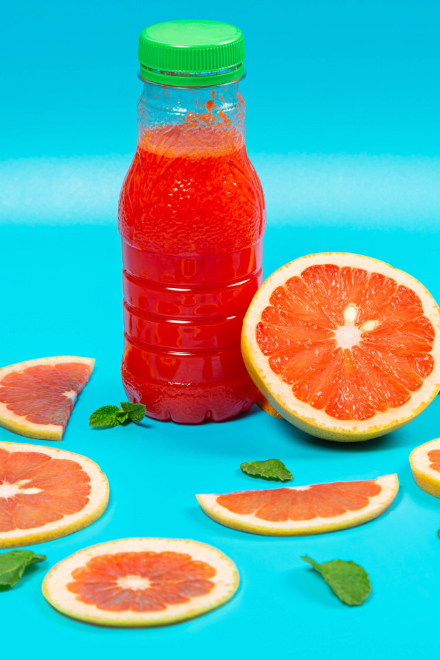 Напиток с грейпфрутом на голубом фоне