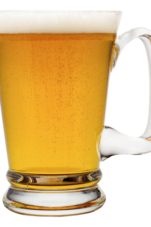 Бокал пенного пива на белом фоне