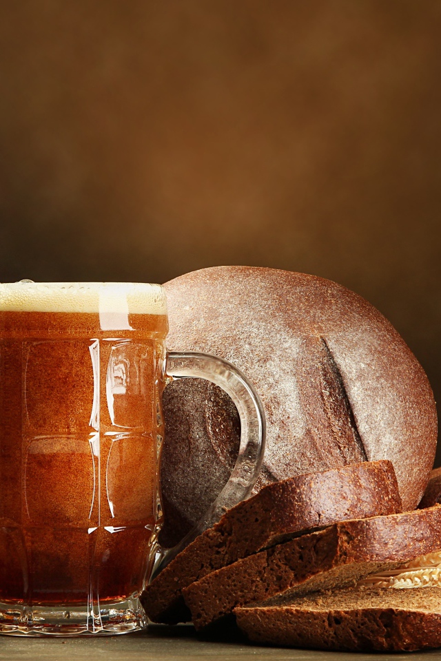 Бокал кваса на столе с хлебом