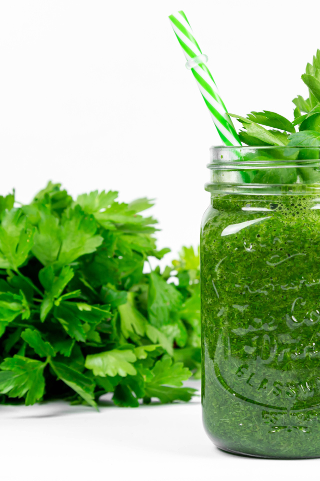 Зеленый смузи на столе с петрушкой