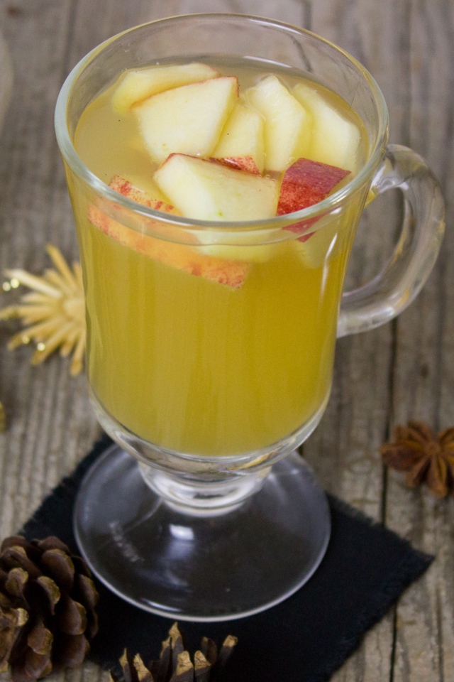 Горячий яблочный напиток с корицей 