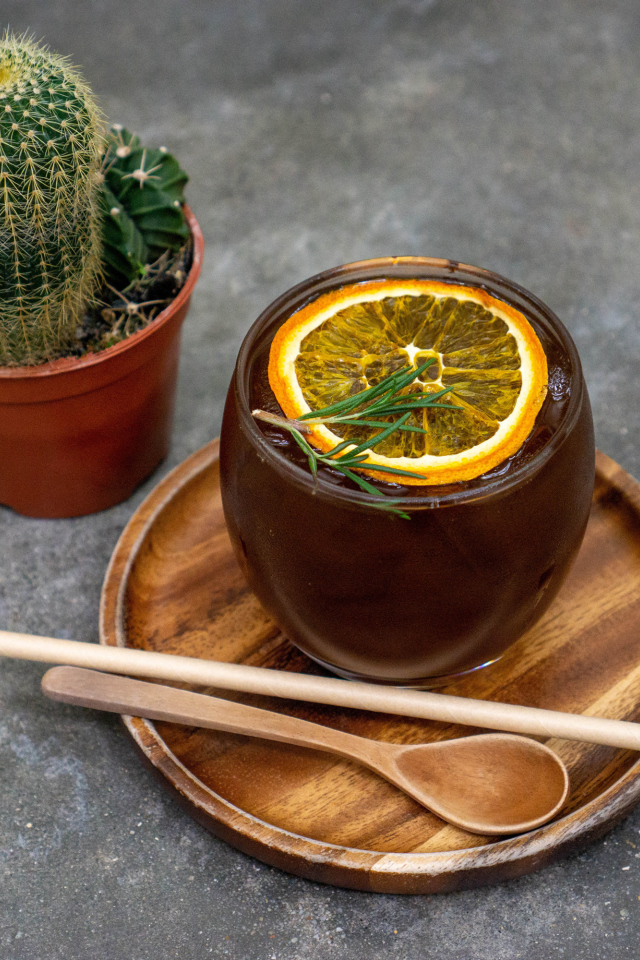 Чай с лимоном на столе с колючим кактусом