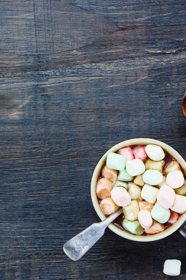 Маршмеллоу на столе с шоколадом и корицей