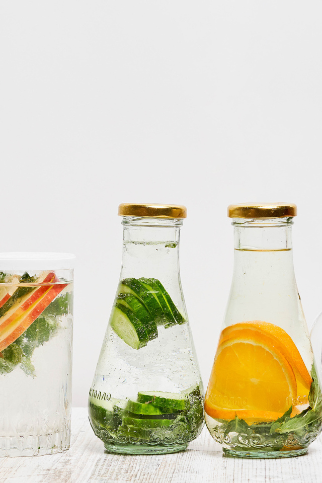 Освежающие коктейли на сером фоне