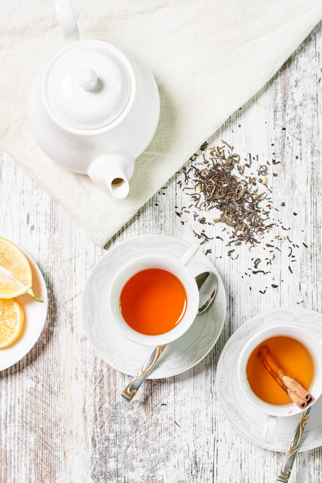 Чай на столе с кусками лимона