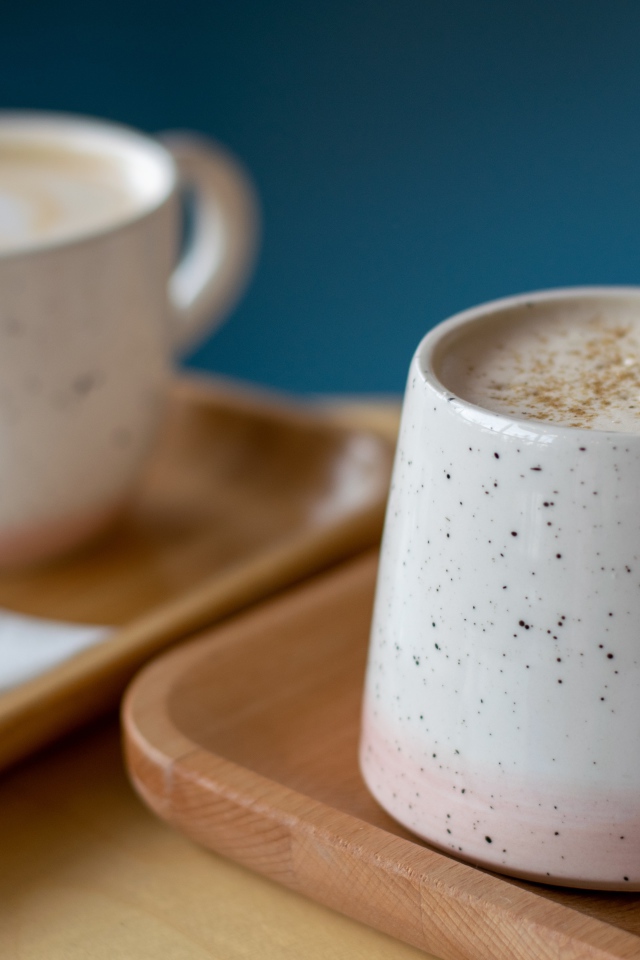 Две чашки горячего кофе с пенкой 