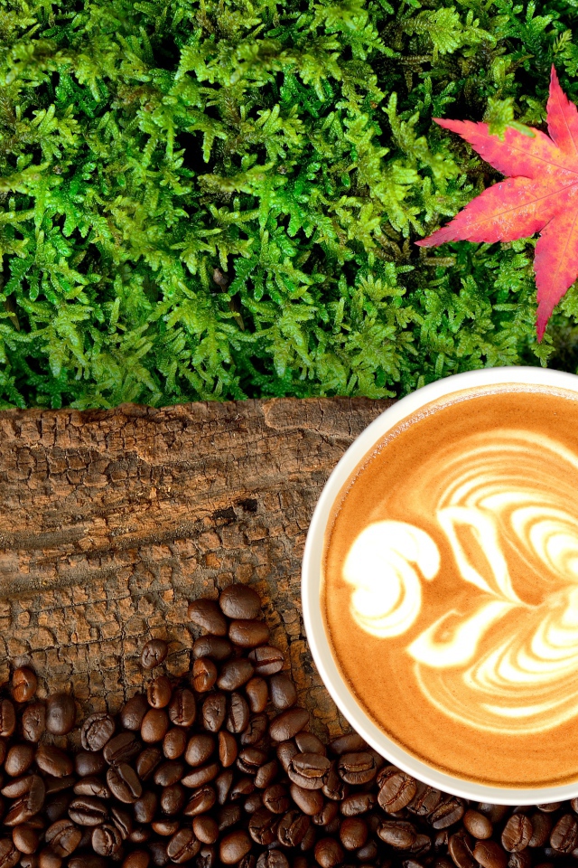 Белая чашка кофе на бревне с мхом