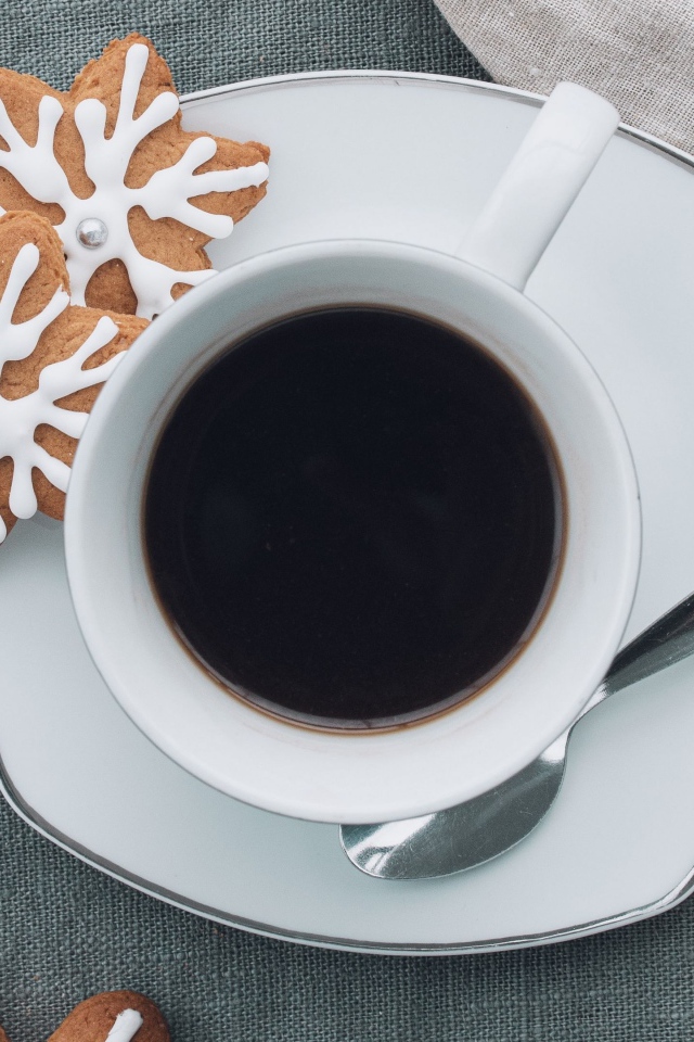 Белая чашка горячего кофе с печеньем 