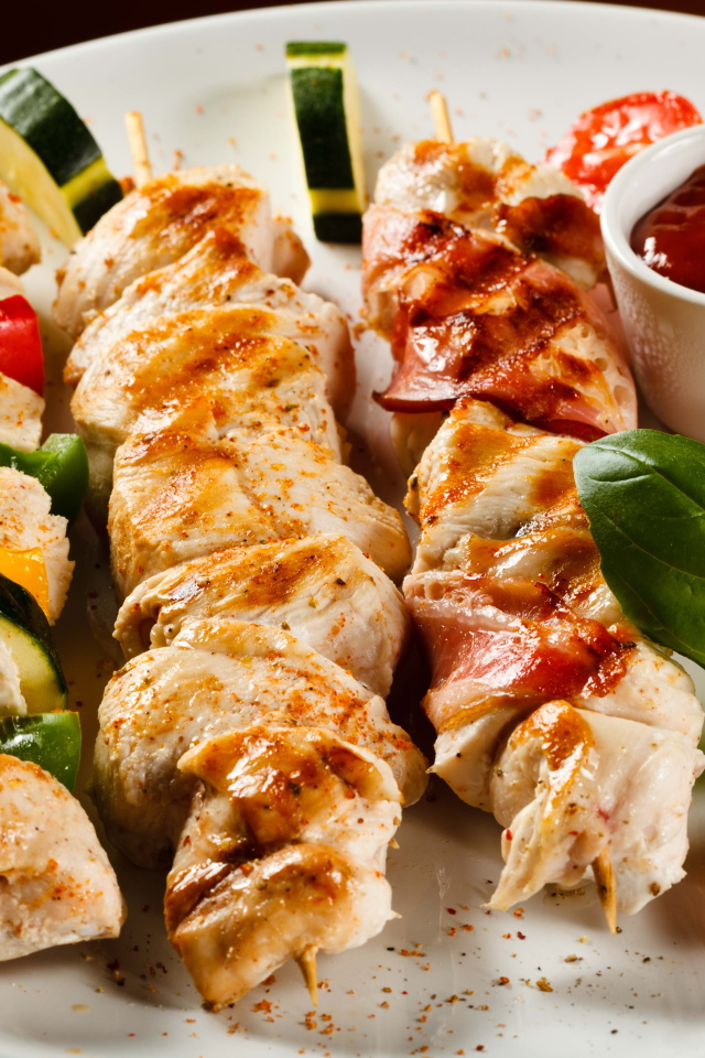 Аппетитный шашлык из курицы с кабачками на тарелке 