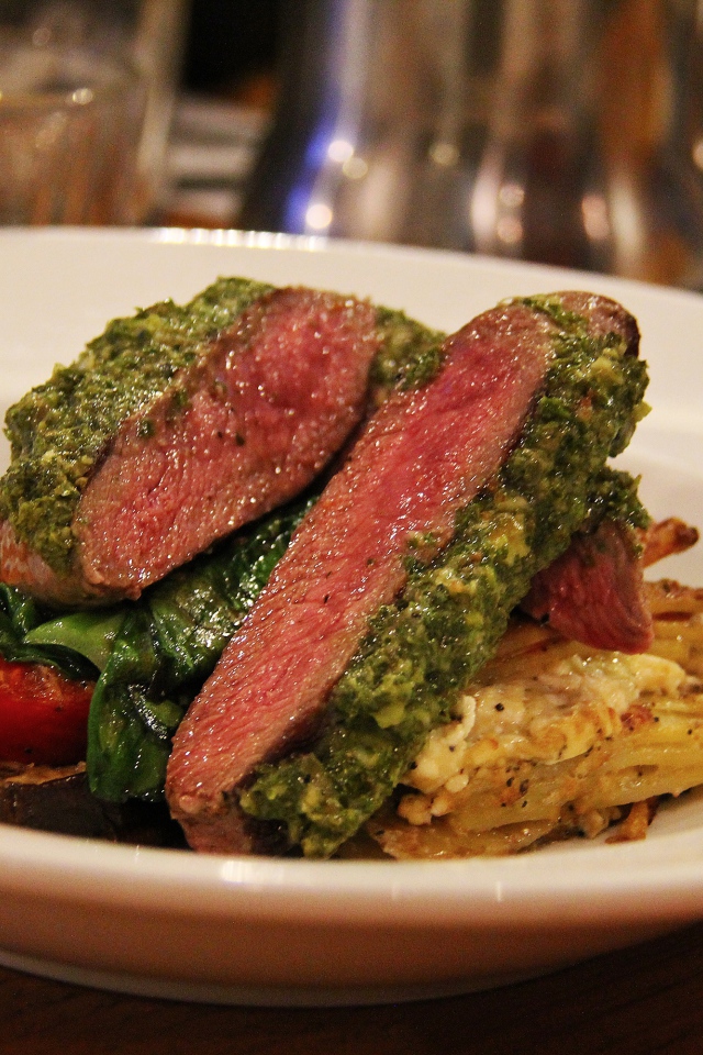 Аппетитный стейк на тарелке с овощами